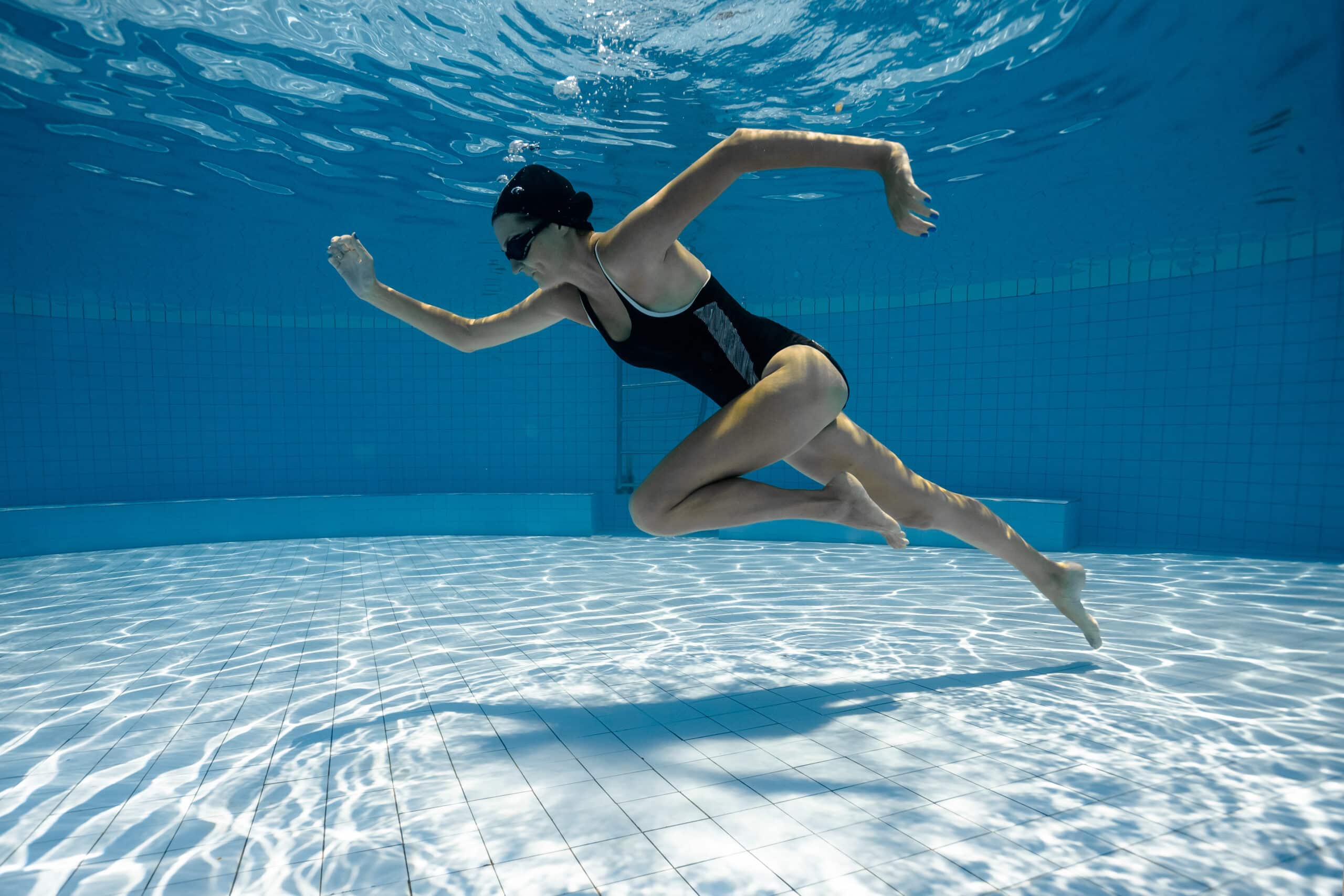 Fit swimmer training in the swimming pool